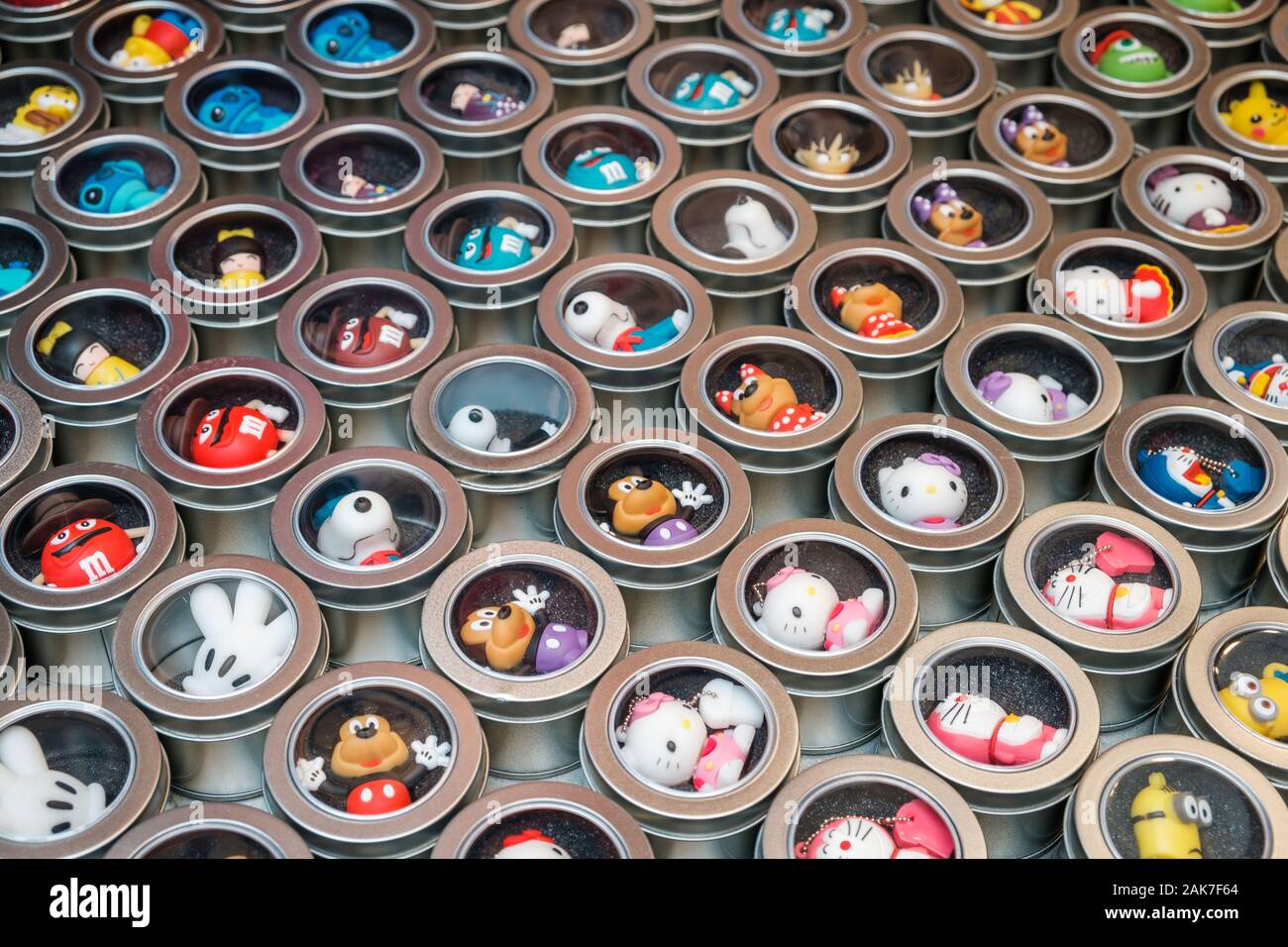 Hong Kong Cina - Novembre 2019: Usb Stick con toy / cartoon / fumetto caratteri sulla strada del mercato (Ladie's) sul mercato di Hong Kong , Tung Choi Street Foto Stock