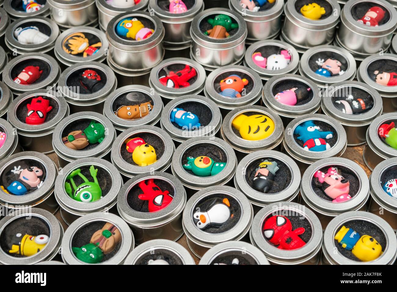 Hong Kong Cina - Novembre 2019: Usb Stick con toy / cartoon / fumetto caratteri sulla strada del mercato (Ladie's) sul mercato di Hong Kong , Tung Choi Street Foto Stock