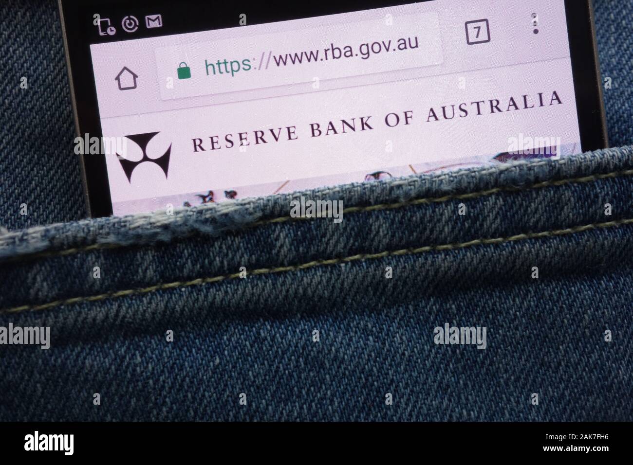 Reserve Bank of Australia (RBA) Sito web visualizzato sullo smartphone nascosto nella tasca dei jeans Foto Stock