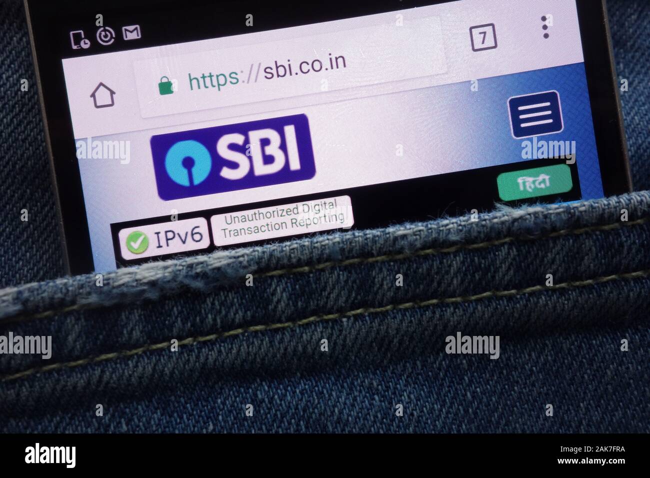 Banca dello stato dell India (SBI) Sito web visualizzato sullo smartphone nascosto nella tasca dei jeans Foto Stock