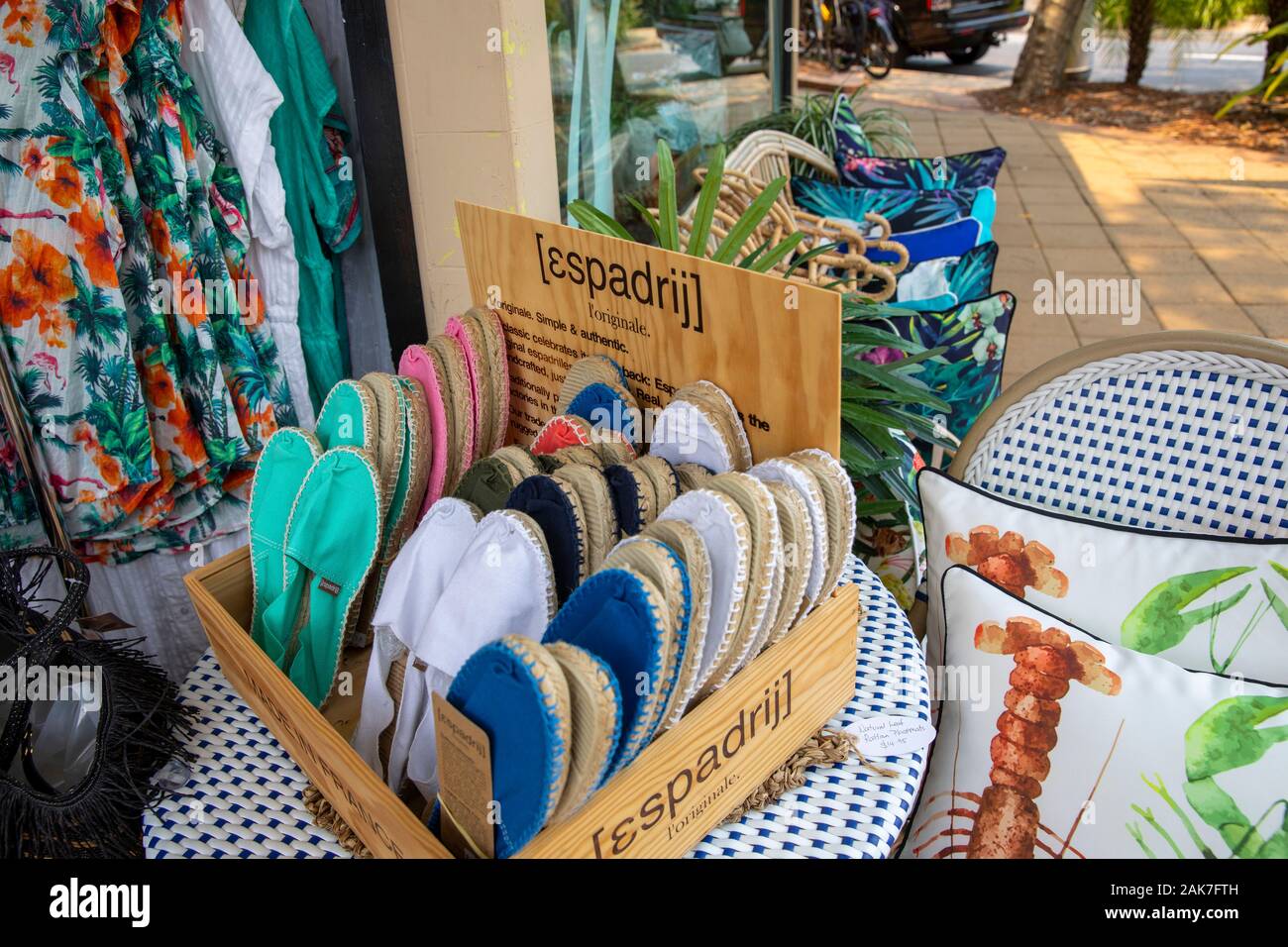 Le " espadrilles " di " espadrilles " scarpe di tela per la vendita in un negozio di Sydney , Australia Foto Stock