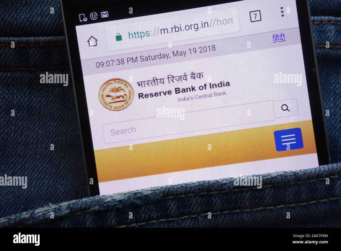 Reserve Bank of India (RBI) Sito web visualizzato sullo smartphone nascosto nella tasca dei jeans Foto Stock