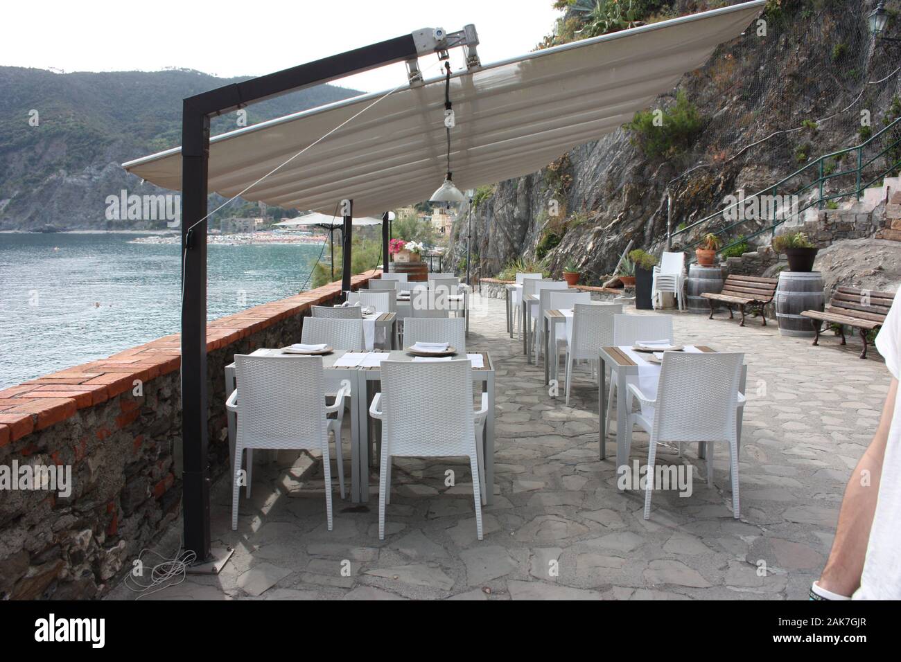 Un tutti bianchi o di colore chiaro ristorante di lusso impostato su  eleganti tavoli su una terrazza che si affaccia sul mare delle Cinque Terre  a Monterosso in italia Foto stock -