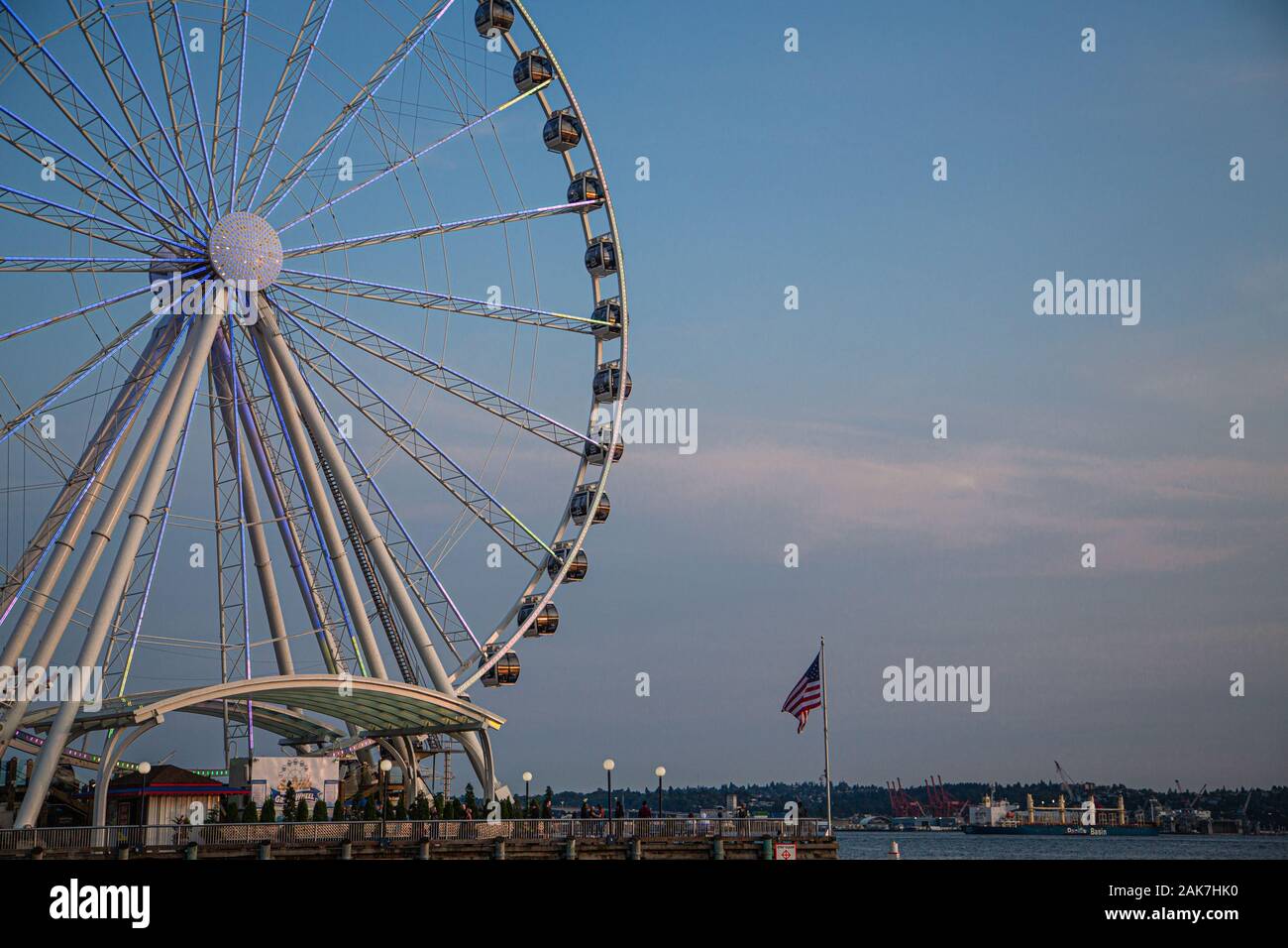 Ruota panoramica Ferris e Bandiera americana Foto Stock