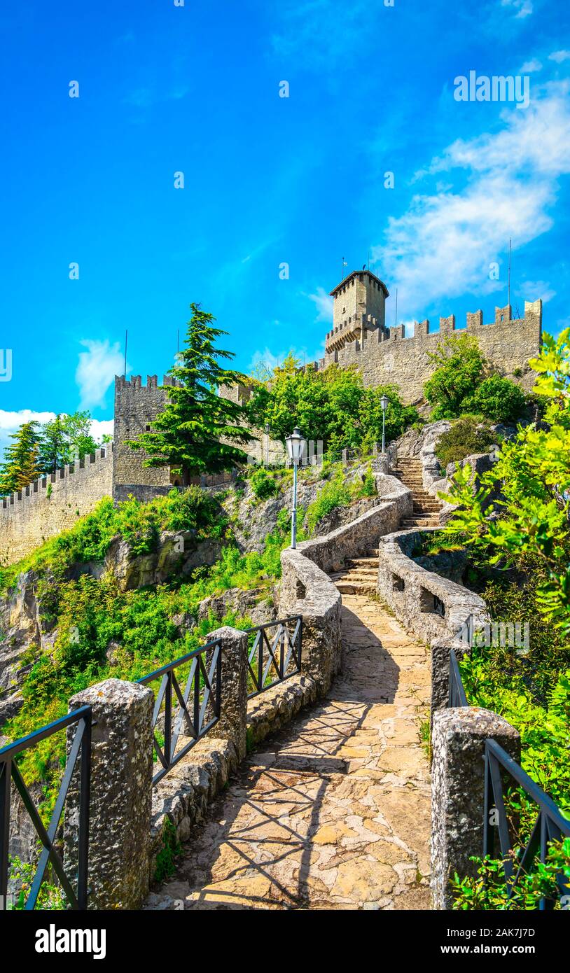 Repubblica di San Marino, medievale Guaita prima torre su di una scogliera rocciosa e percorso Foto Stock