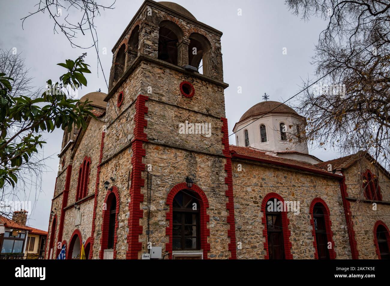 Vista ravvicinata di Aghios Panteleimonas chiesa (San Panteleimona), una vecchia chiesa storica che sorge nella piazza centrale di Palios panteleimonas Foto Stock