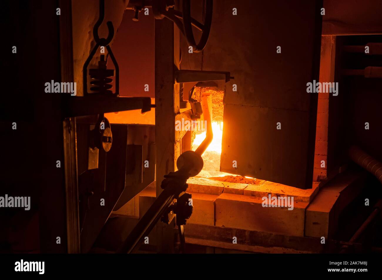 Fabbricazione del vetro forno in bottiglie di fabbrica. Tyumen Foto Stock