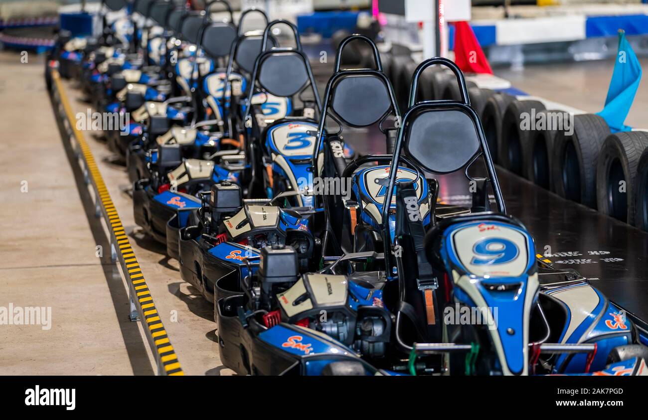 Mackay, Queensland, Australia - Gennaio 2020: una linea di vuoto go-kart pronto per la gara di ricreazione di un circuito in un evento pubblico Foto Stock