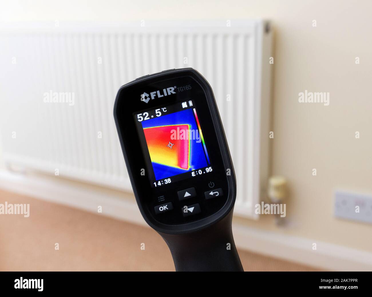 Telecamera a immagine termica utilizzata per controllare la temperatura del radiatore di riscaldamento domestico in casa Foto Stock