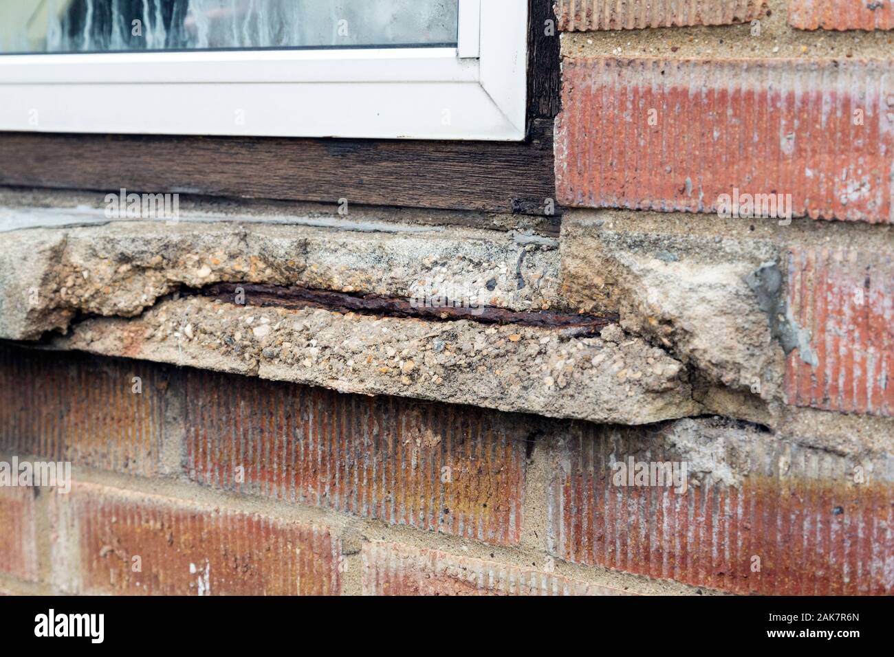 Spalling concreto di davanzale su una casa nel Regno Unito Foto Stock