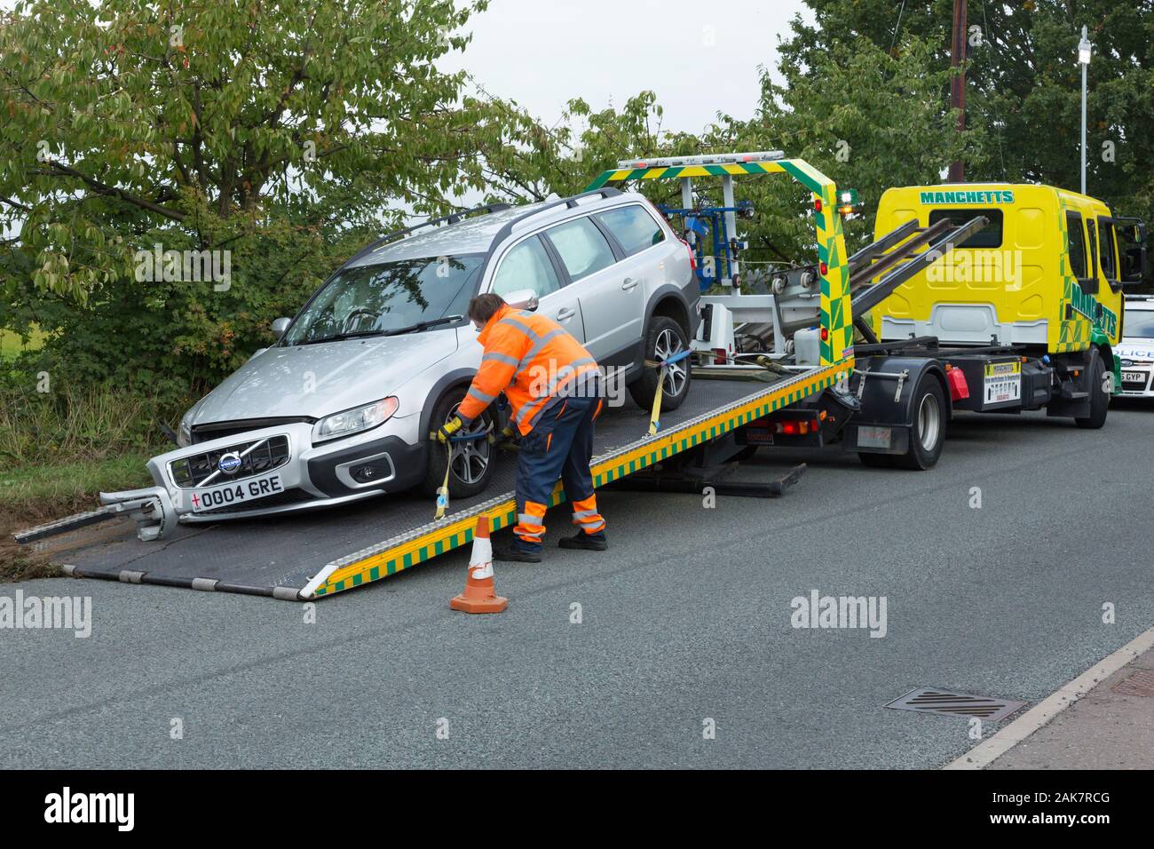 Una vettura in fase di presa di distanza su un recupero di trainare il carrello dopo un incidente Foto Stock