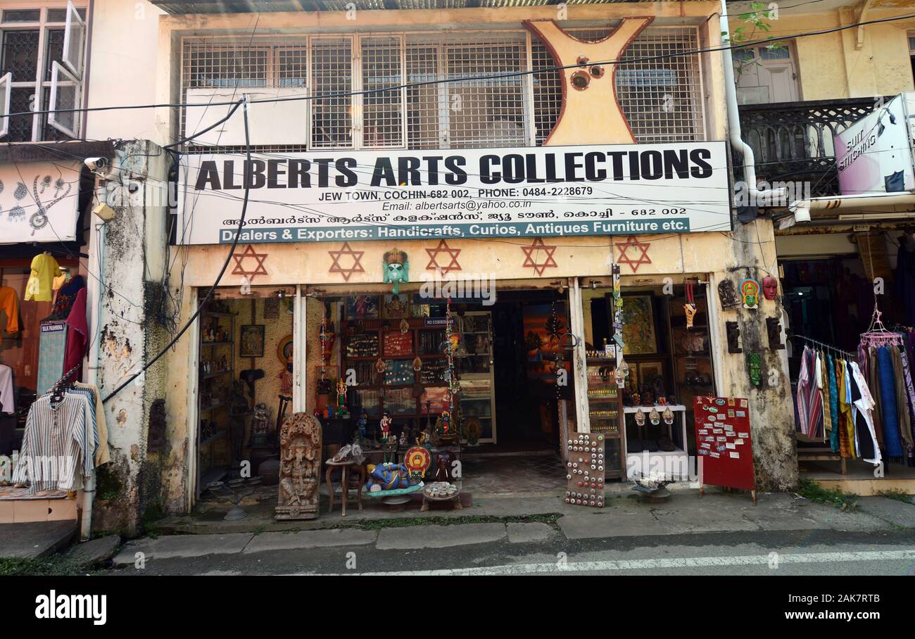 Negozio di collezioni d'arte Alberts a Città ebrea a Fort Kochi, India. Foto Stock