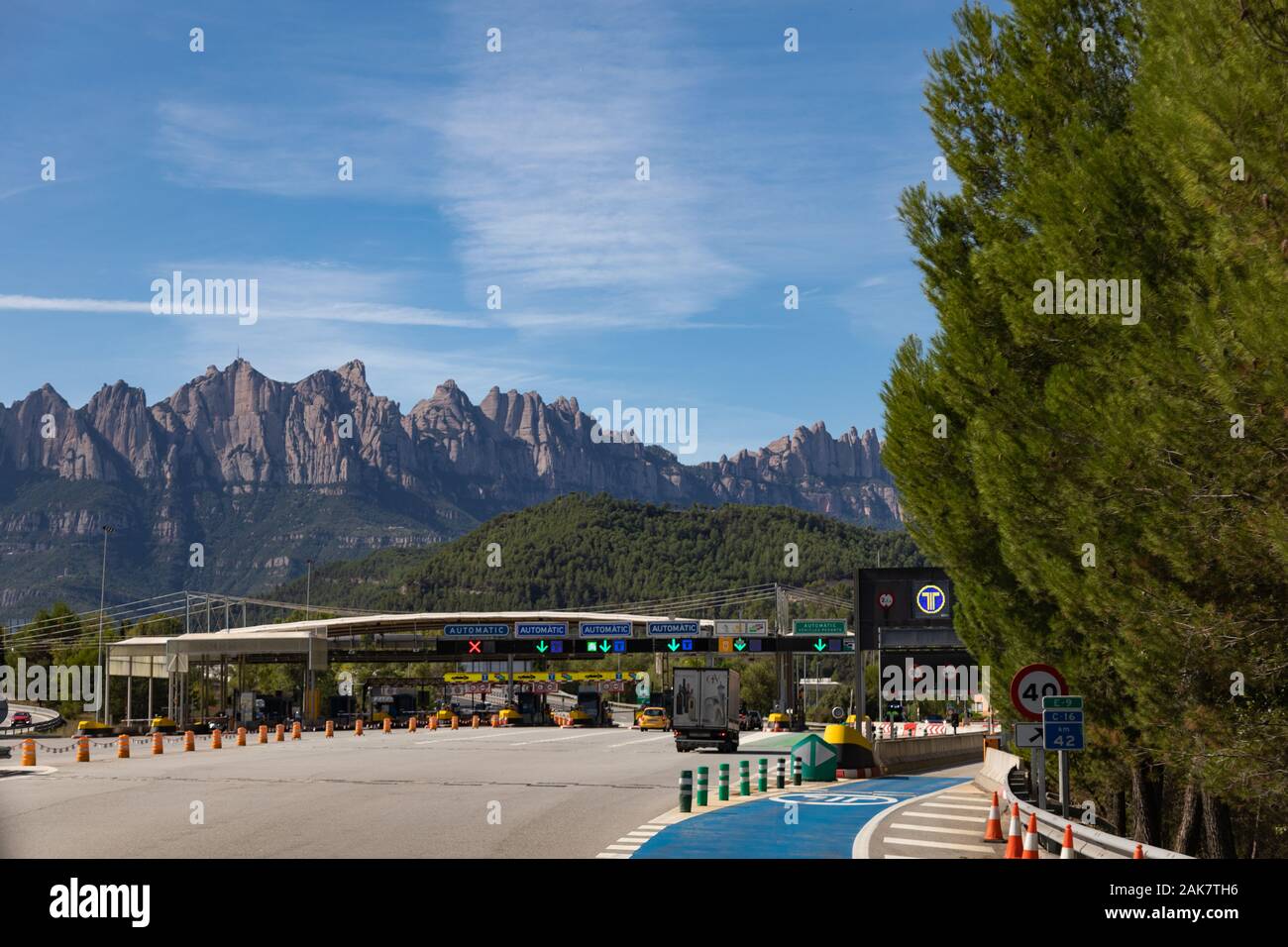 Toll plaza con montagne di Montserrat in background, Catalogna, Spagna Foto Stock