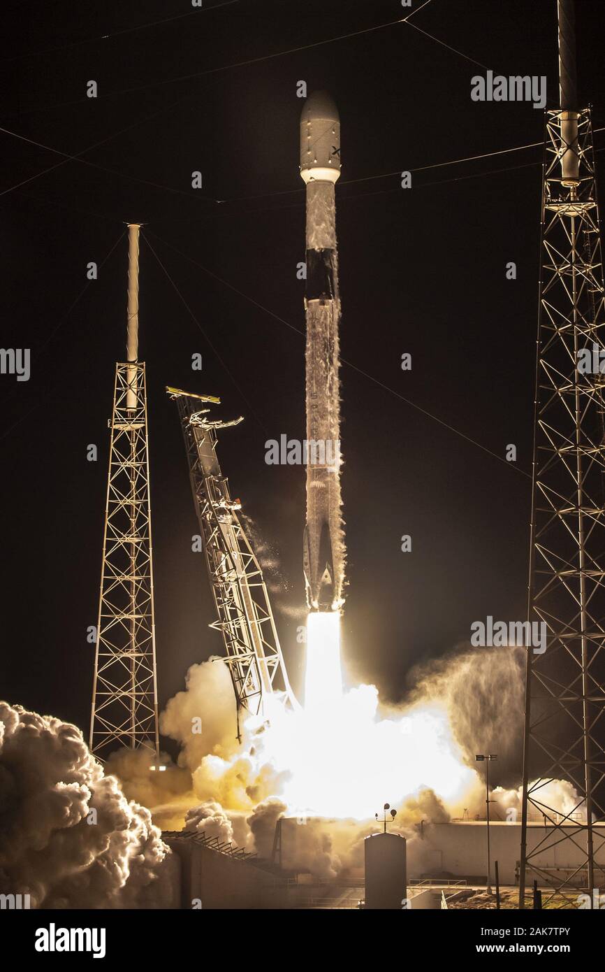 Cape Canaveral, Stati Uniti. Il 6 gennaio, 2020. Il 6 gennaio, 2020, SpaceX ha lanciato il suo terzo payload di 60 satelliti Starlink from Space Launch Complex 40 (SLC-40) alla Cape Canaveral Air Force Station, Florida. Falcon 9's primo stadio supportata una missione Starlink nel maggio 2019, l'iridio-8 missione nel gennaio 2019, e il Telstar 18 VANTAGE missione nel settembre 2018. A seguito di separazione di stadio, sbarcati SpaceX Falcon 9's prima tappa sul 'Naturalmente io ti amo ancora' droneship, che era di stanza nell'Oceano Atlantico. Foto di SpaceX/UPI Credito: UPI/Alamy Live News Foto Stock