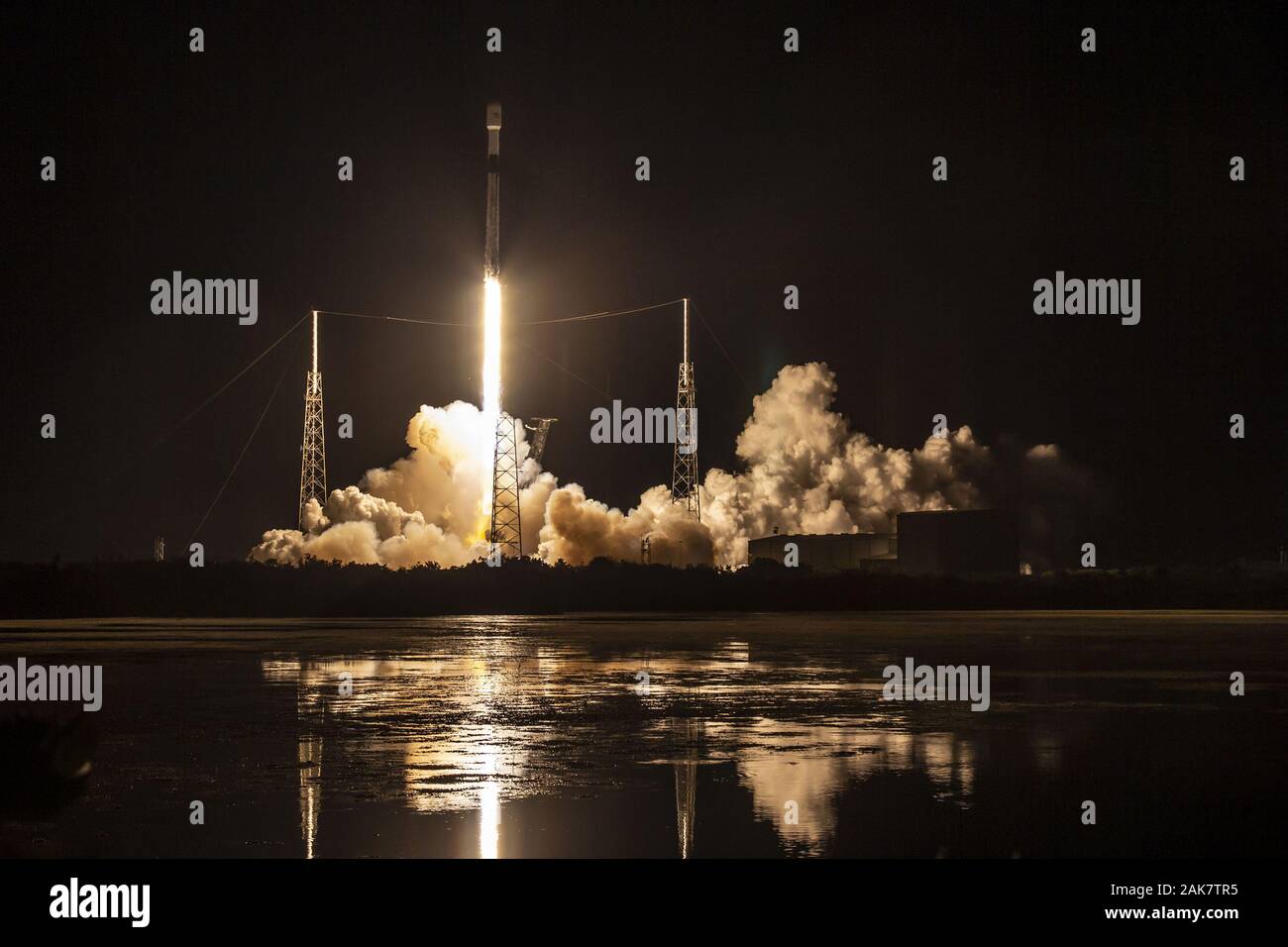 Cape Canaveral, Stati Uniti. Il 6 gennaio, 2020. Il 6 gennaio, 2020, SpaceX ha lanciato il suo terzo payload di 60 satelliti Starlink from Space Launch Complex 40 (SLC-40) alla Cape Canaveral Air Force Station, Florida. Falcon 9's primo stadio supportata una missione Starlink nel maggio 2019, l'iridio-8 missione nel gennaio 2019, e il Telstar 18 VANTAGE missione nel settembre 2018. A seguito di separazione di stadio, sbarcati SpaceX Falcon 9's prima tappa sul 'Naturalmente io ti amo ancora' droneship, che era di stanza nell'Oceano Atlantico. Foto di SpaceX/UPI Credito: UPI/Alamy Live News Foto Stock