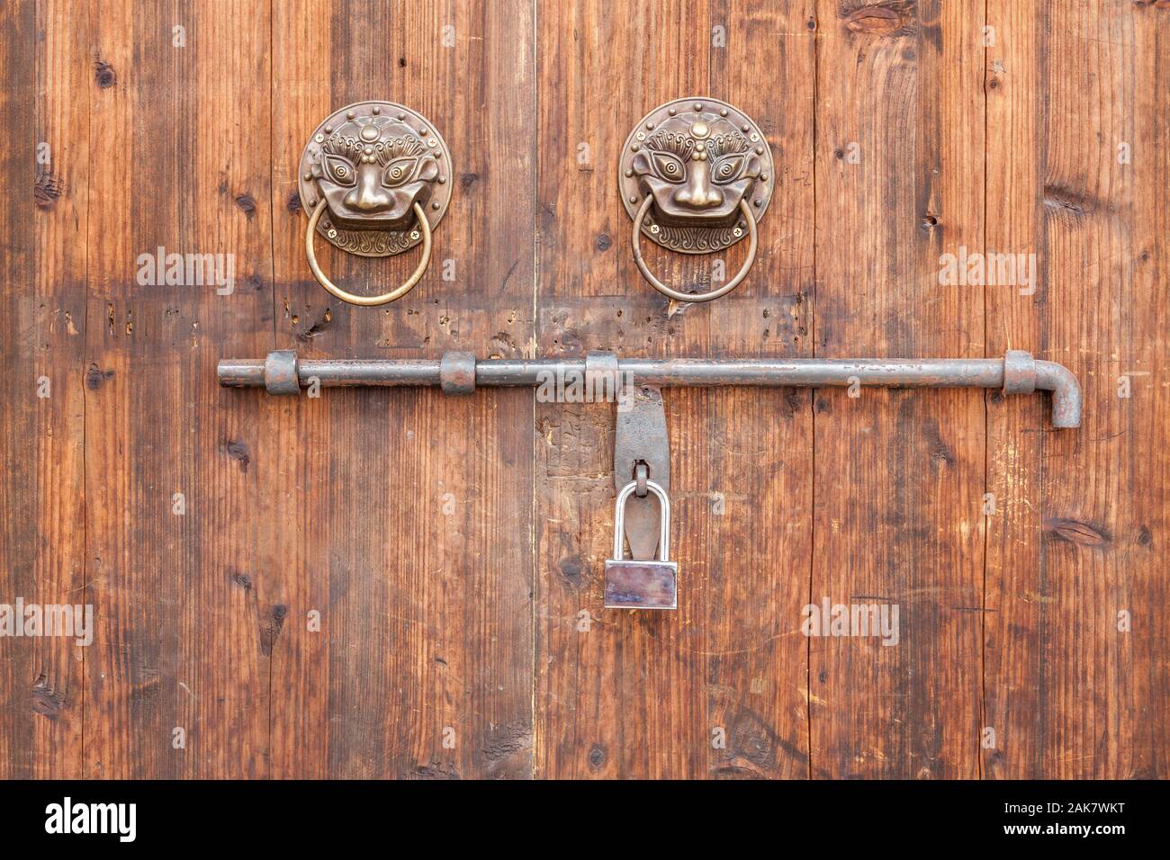 Cinese tradizionale porta di legno con bronzo talismano battenti e lucchetto. Foto Stock