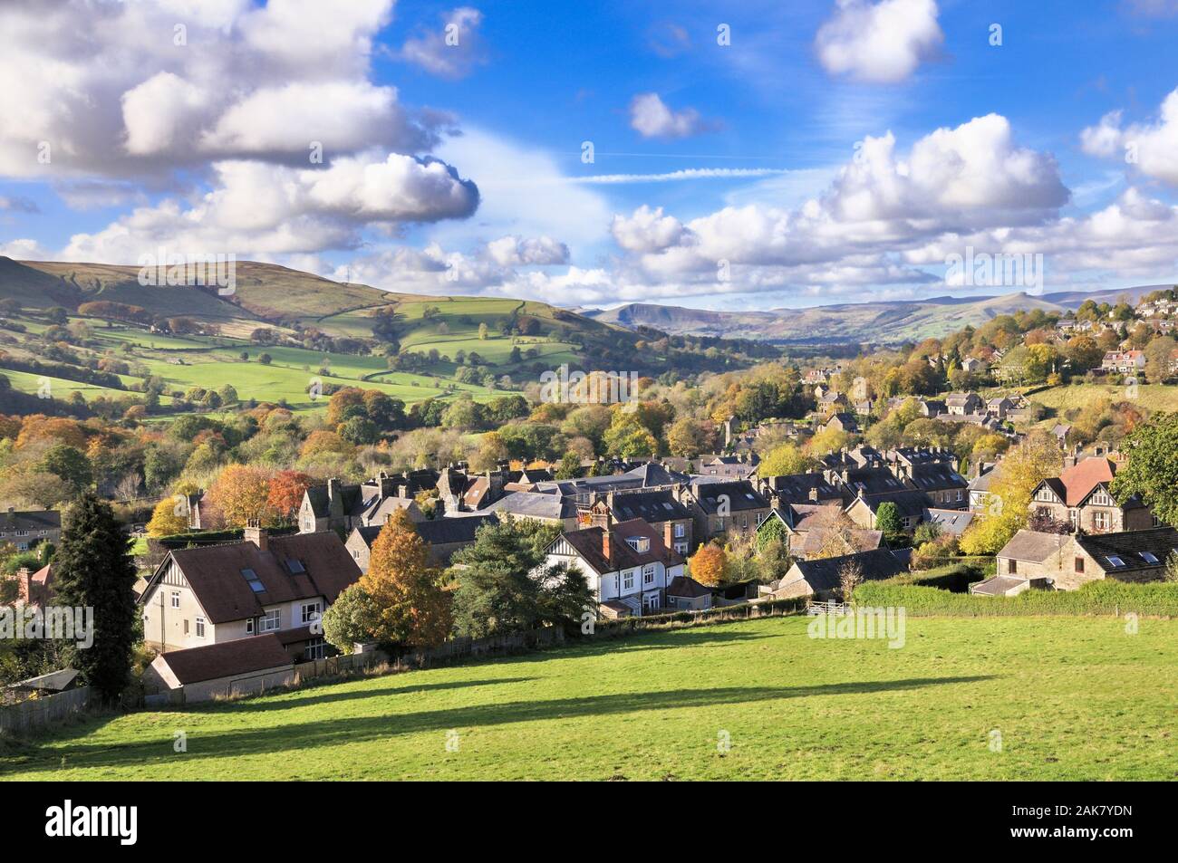 Un soleggiato paesaggio panoramico vista del villaggio di Hathersage e speranza nella valle verso Mam Tor e perdere Hill, Parco Nazionale di Peak District, England, Regno Unito Foto Stock
