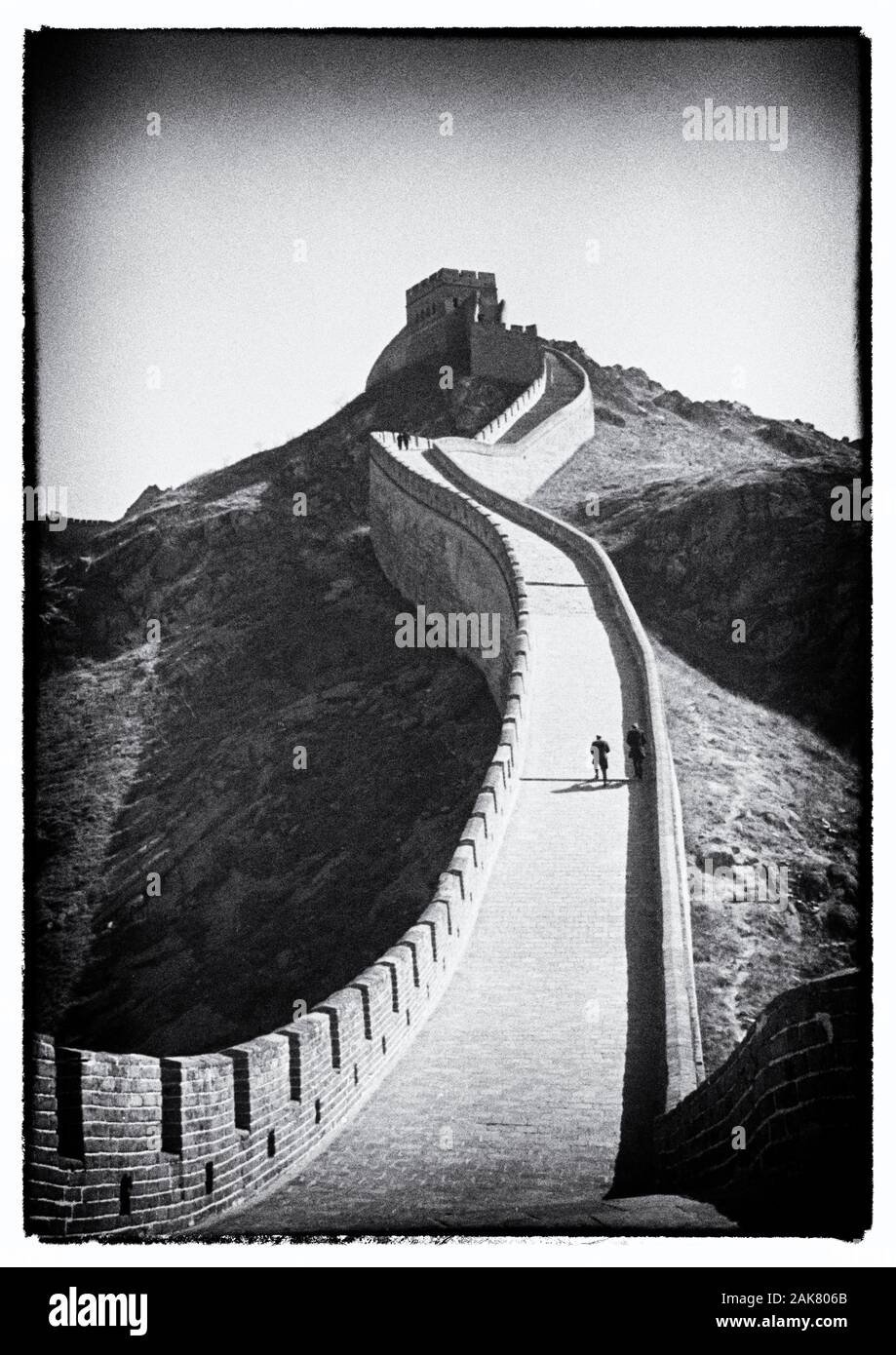1955 B&W photo - La Grande Muraglia della Cina (cinese: 萬里長城; pinyin: Wànlǐ Chángchéng) è il nome collettivo di una serie di sistemi di fortificazione costruito generalmente attraverso la storica i confini del nord della Cina per proteggere e consolidare i territori cinese di Stati e imperi contro vari gruppi nomadi della steppa e loro polities. Diverse pareti erano essendo costruito fin dal VII secolo a.c. da antichi cinesi membri; selective tratti sono stati successivamente unite insieme da Qin Shi Huang (220-206 BC), il primo imperatore della Cina. Foto Stock