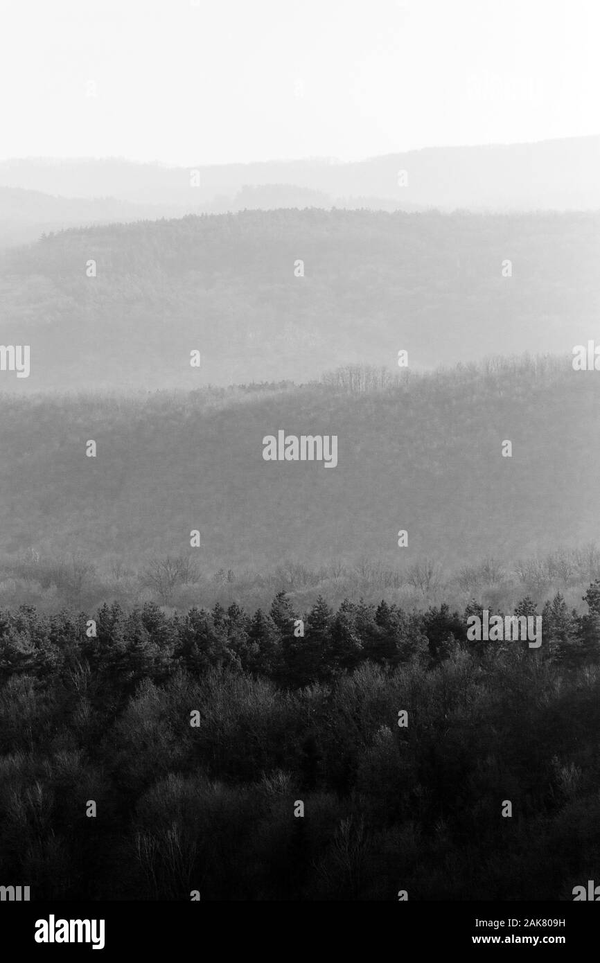 Vista del nord montagne ungherese (Matra, Bukk) dall'altopiano Medves in Ungheria. Foto Stock