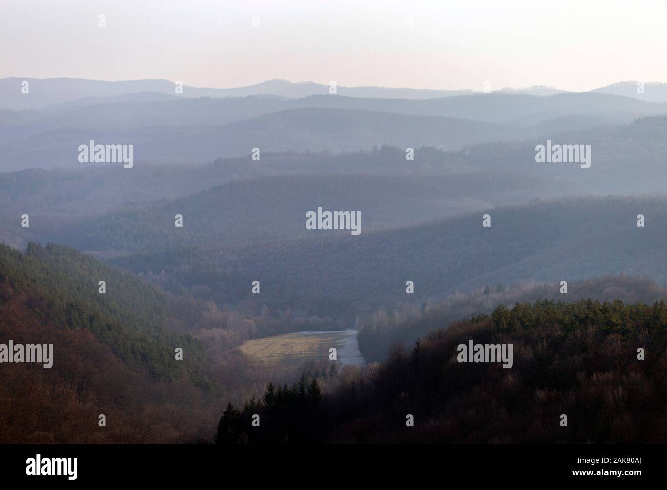 Vista del nord montagne ungherese (Matra, Bukk) dall'altopiano Medves in Ungheria. Foto Stock