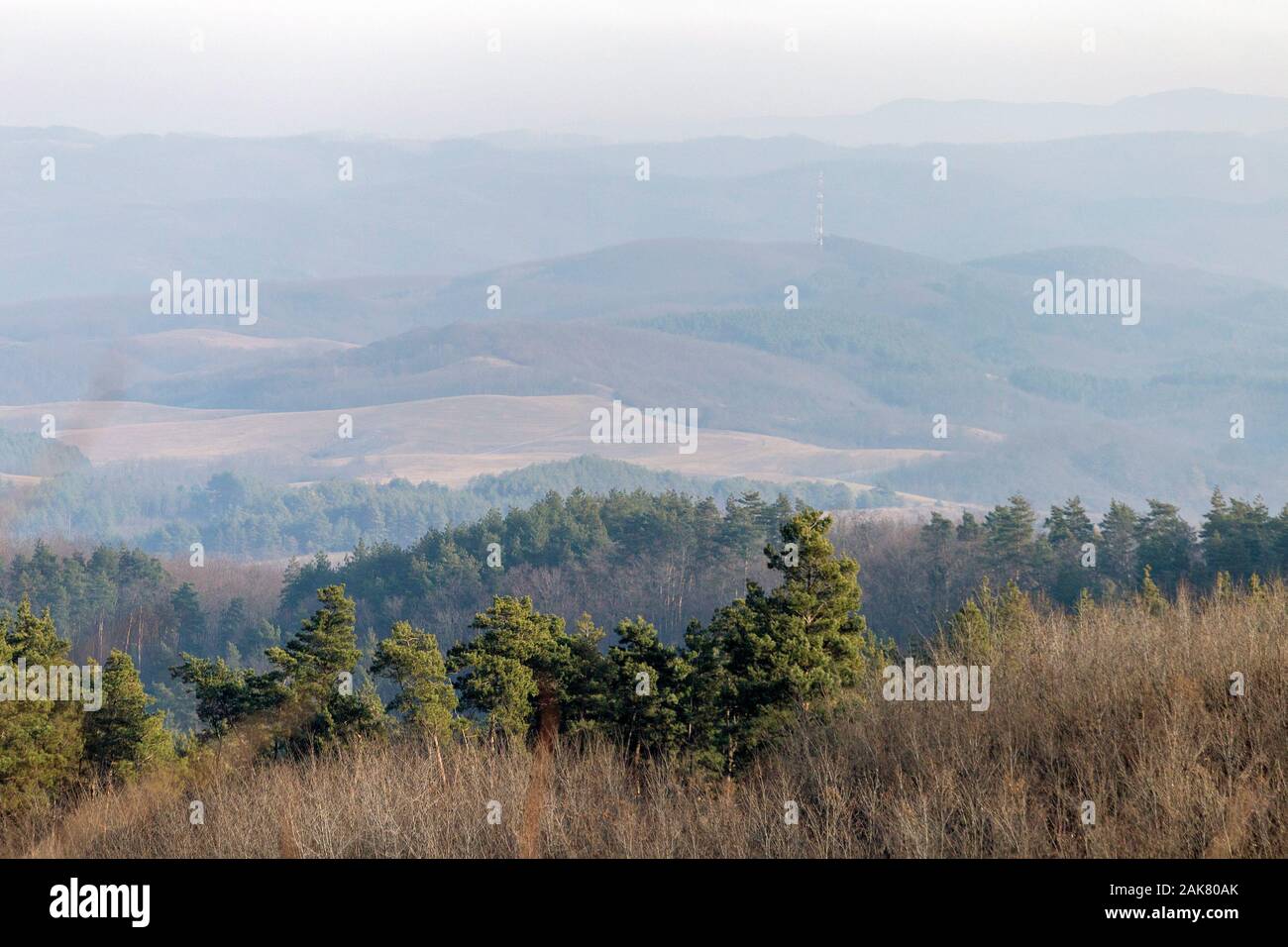 Vista del nord montagne ungherese (Matra, Bukk) dall'altopiano Medves in Ungheria. Foto Stock