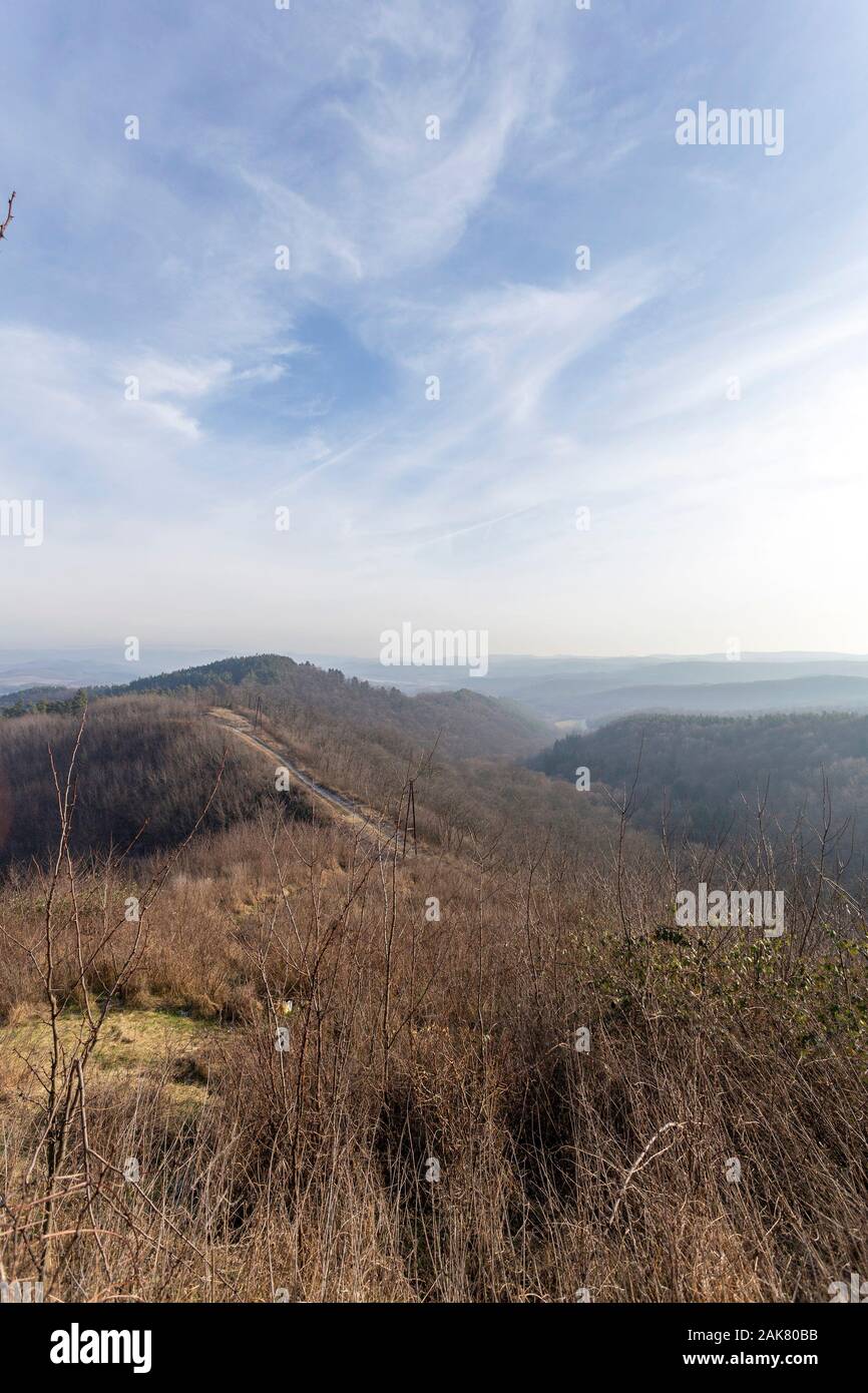 Vista del nord montagne ungherese (Matra, Bukk) dall'altopiano Medves in Ungheria. Foto Stock