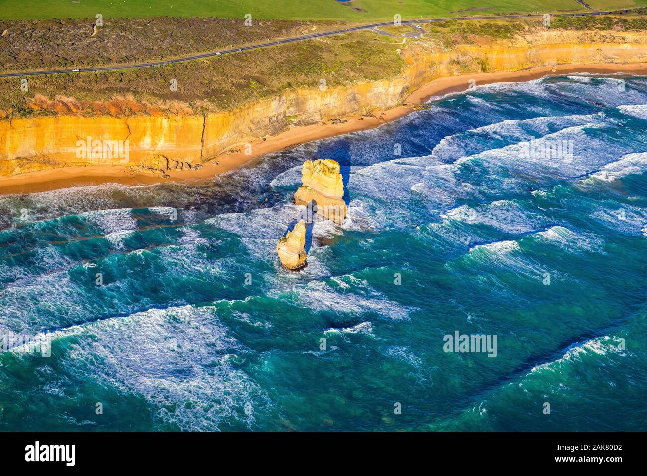 La costa meridionale erosa intorno a Port Campbell da un alto punto di osservazione aereo. Great Ocean Road, Victoria, Australia Foto Stock