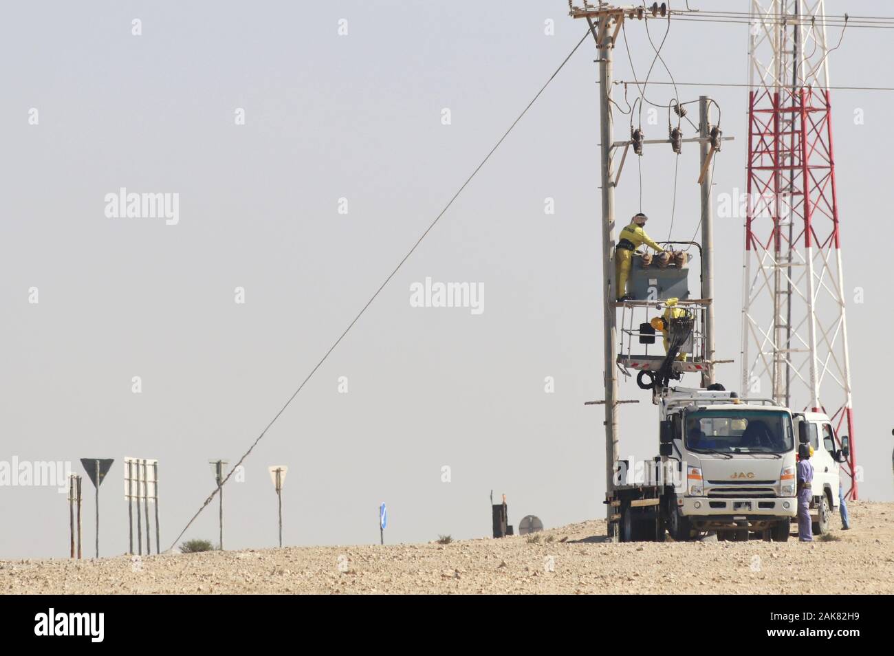 Lavori di manutenzione dell'elettricità in corso di giorno. Questo tipo di lavoro è molto rischioso e dovrebbe essere fatto solo da un dipendente esperto Foto Stock