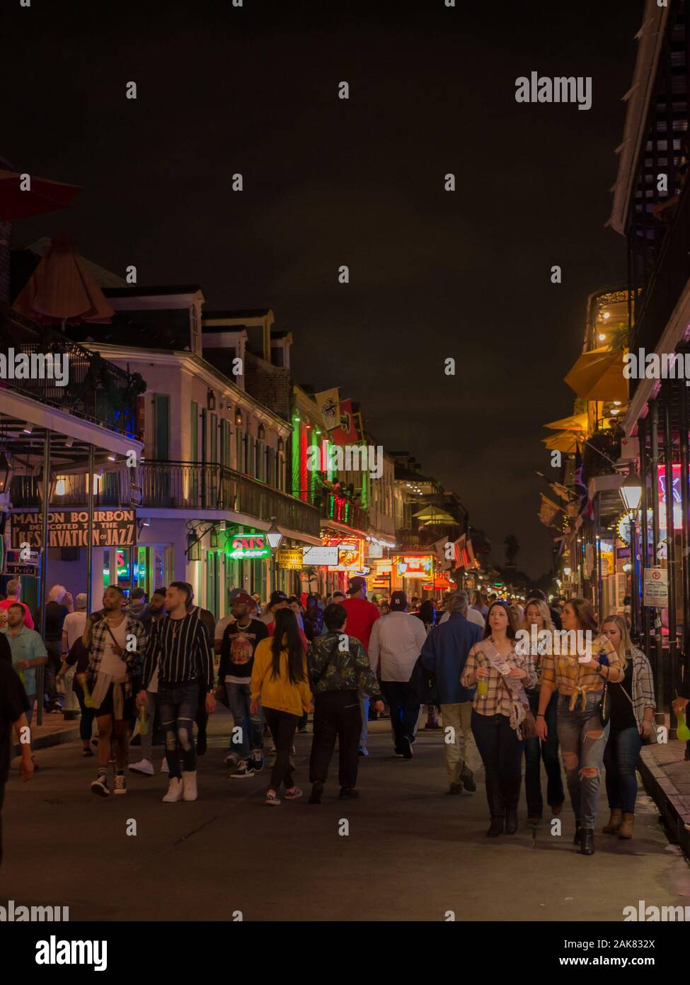 New Orleans, LA, Stati Uniti d'America. Dicembre 2019. Luci al neon nel Quartiere Francese di New Orleans, Stati Uniti d'America. Il turismo fornisce il tanto necessario fonte di reddito dopo il Foto Stock