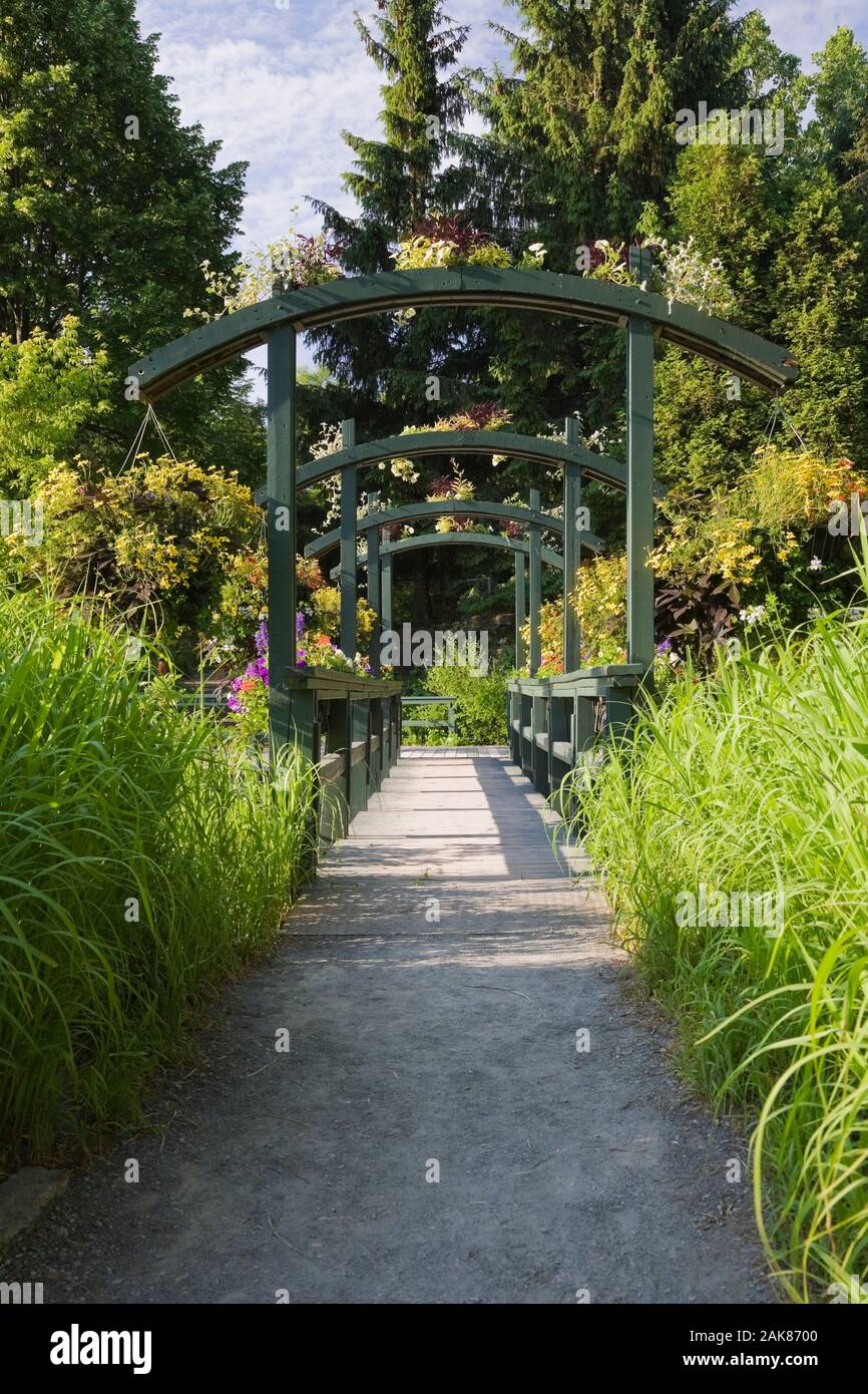 Il Footbridge con cestelli appesi in primavera, centro de la natura, Saint-Vincent-de-Paolo, Laval, Québec, Canada. Foto Stock