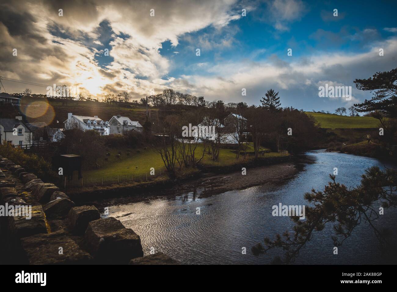 CUSHENDUN, IRLANDA DEL NORD, 20 dicembre 2018: la splendida vista del fiume Glendun da sopra il ponte che lo attraversano durante il tramonto Foto Stock