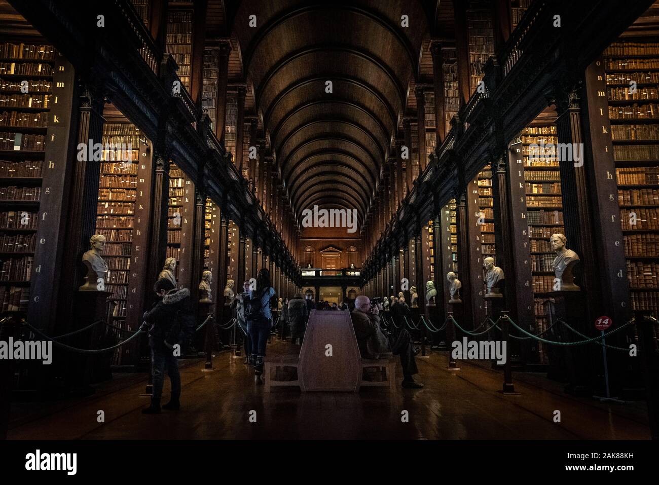 Dublino, Irlanda, dicembre 21, 2018: la sala lunga nella biblioteca del Trinity College, la casa del Libro di Kells. Vista prospettica del luogo, con grandi Foto Stock