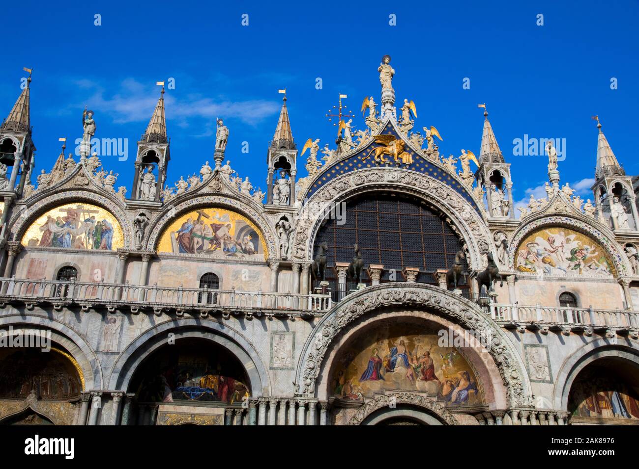 Basilica di San Marco con affreschi e mosaici tra cui l'ultima sentenza a Venezia Italia Foto Stock