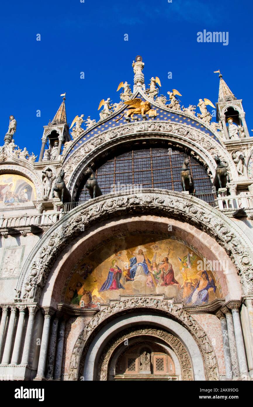 La facciata della Basilica di San Marco con il giudizio ultimo affresco a Venezia Italia Foto Stock