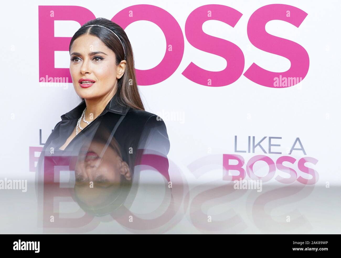 New York, Stati Uniti. 07Th gen, 2020. Salma Hayek arriva sul tappeto rosso alla premiere mondiale di 'come un Boss' al teatro SVA Martedì, 7 gennaio 2020 nella città di New York. Foto di Giovanni Angelillo/UPI Credito: UPI/Alamy Live News Foto Stock