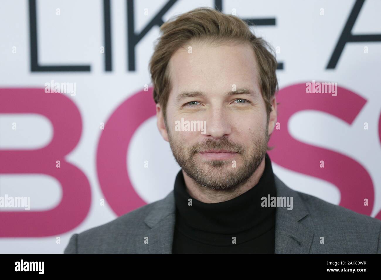 New York, Stati Uniti. 07Th gen, 2020. Ryan Hansen arriva sul tappeto rosso alla premiere mondiale di 'come un Boss' al teatro SVA Martedì, 7 gennaio 2020 nella città di New York. Foto di Giovanni Angelillo/UPI Credito: UPI/Alamy Live News Foto Stock