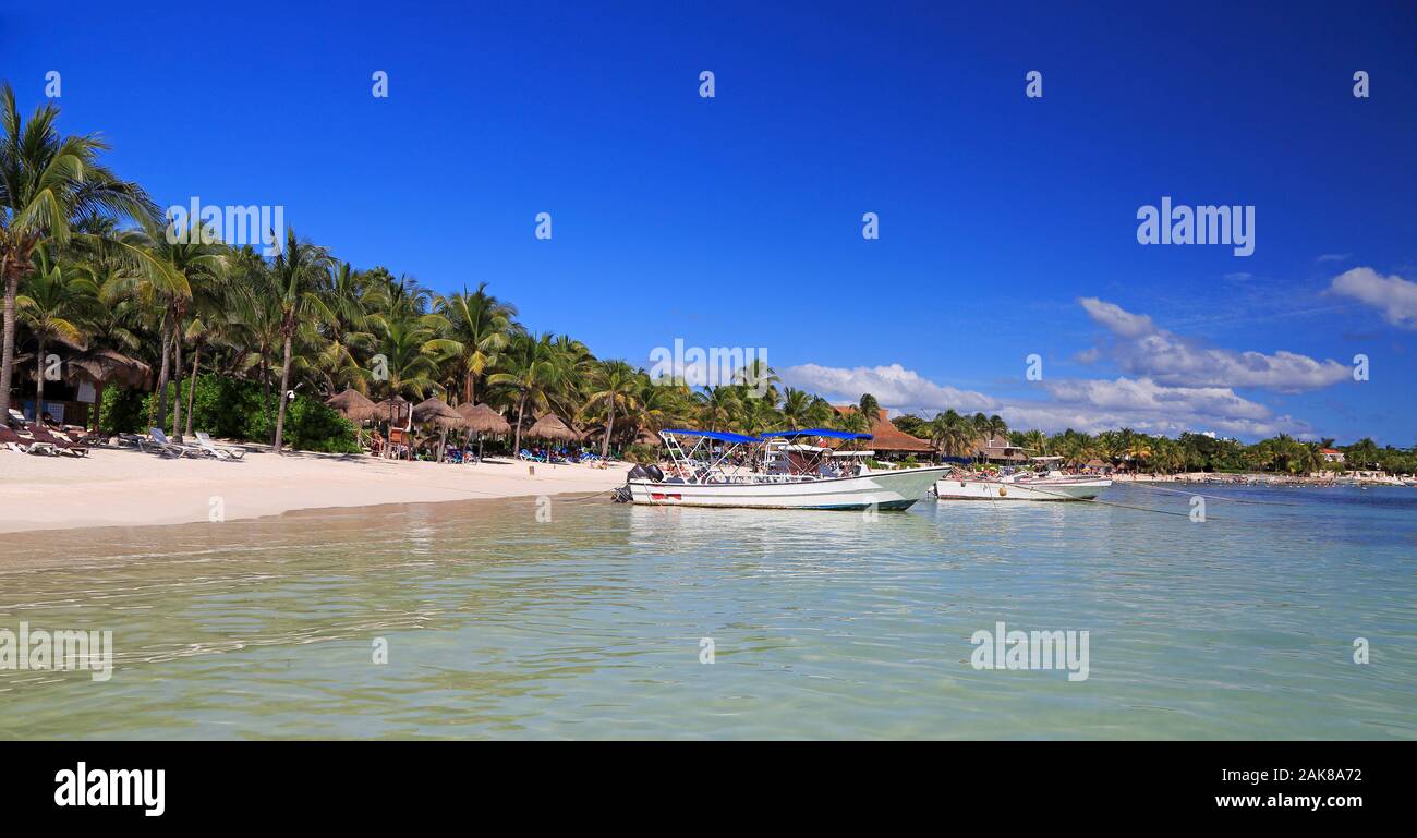 Akumal Bay e dei Caraibi spiaggia bianca compresi barche da pesca in Riviera Maya, costa dello Yucatan, Quintana Roo, Messico Foto Stock