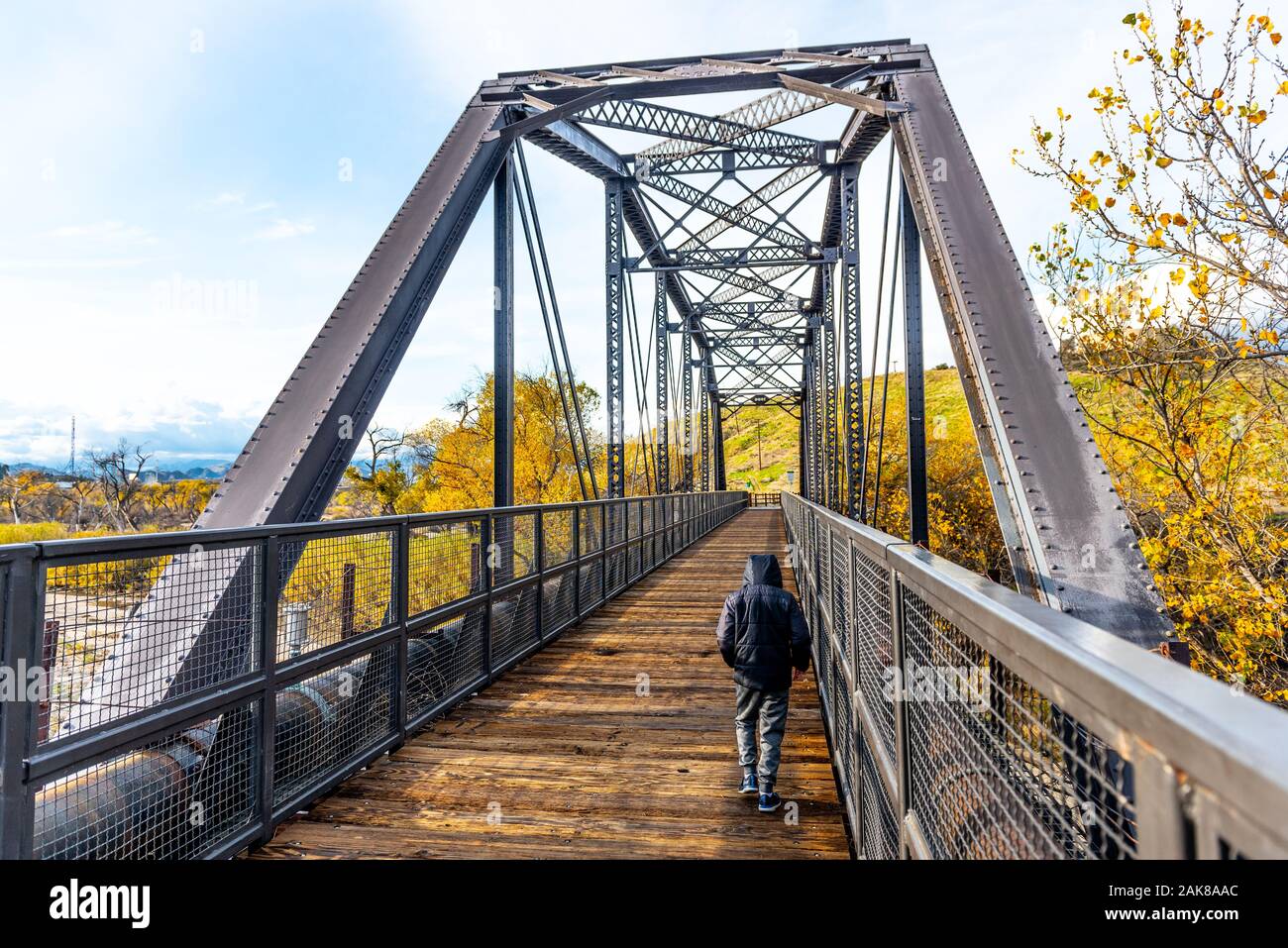 Un bambino che cammina su un bellissimo ponte a Valencia, California, Stati Uniti Foto Stock