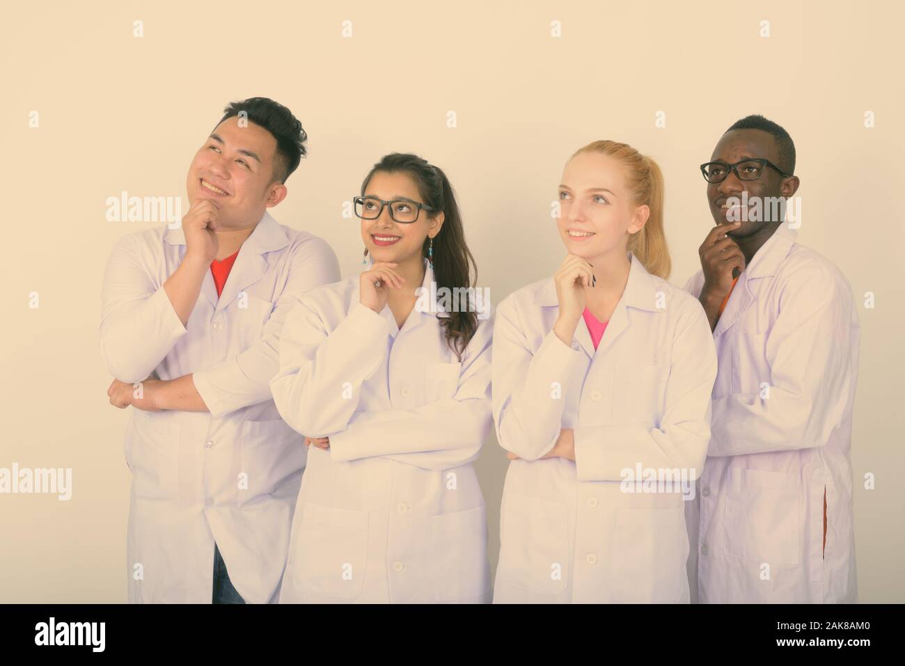 Diverse multi gruppo etnico di felice medici pensare insieme Foto Stock