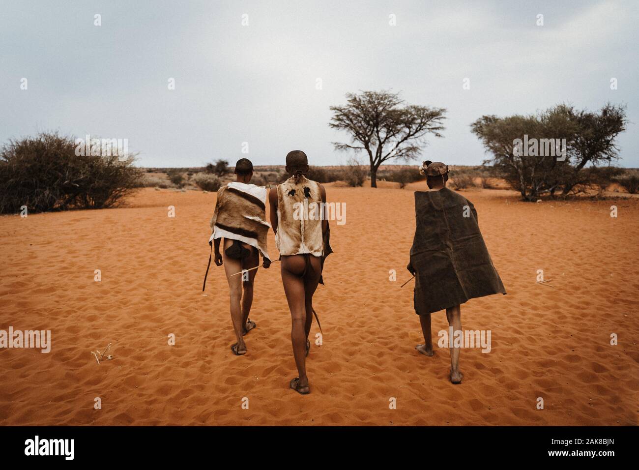 Originale dai Boscimani della Namibia con abbigliamento tradizionale da dietro Foto Stock