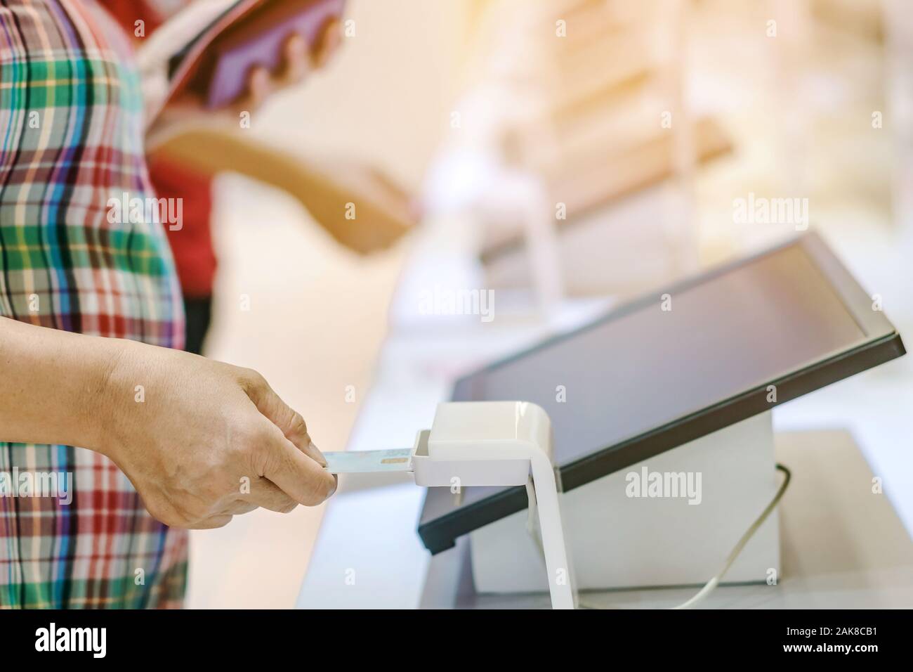 Chiudere fino a donna utilizzare l'identificazione scheda inserita nella verifica delle identità macchina per ricevere il biglietto per il museo. Messa a fuoco selettiva. Foto Stock