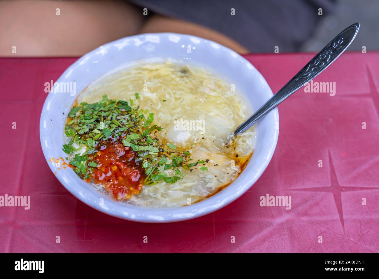 Vietnamese street food- ciotola di carne di maiale e di uovo di quaglia minestra Foto Stock