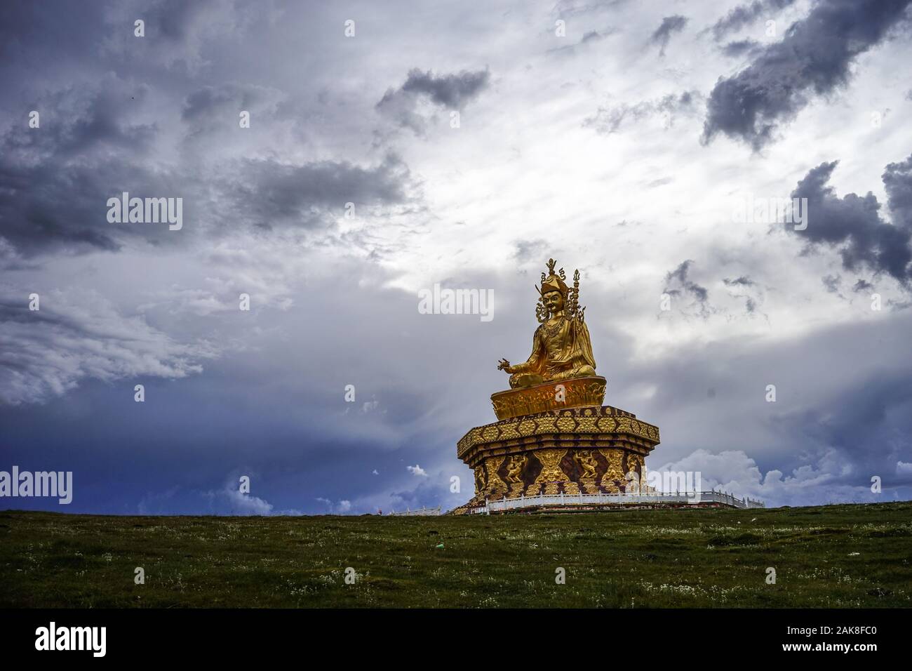 Big Buddha sulla collina di erba a Yarchen Gar nel monastero tibetano garze, Sichuan, in Cina. Foto Stock