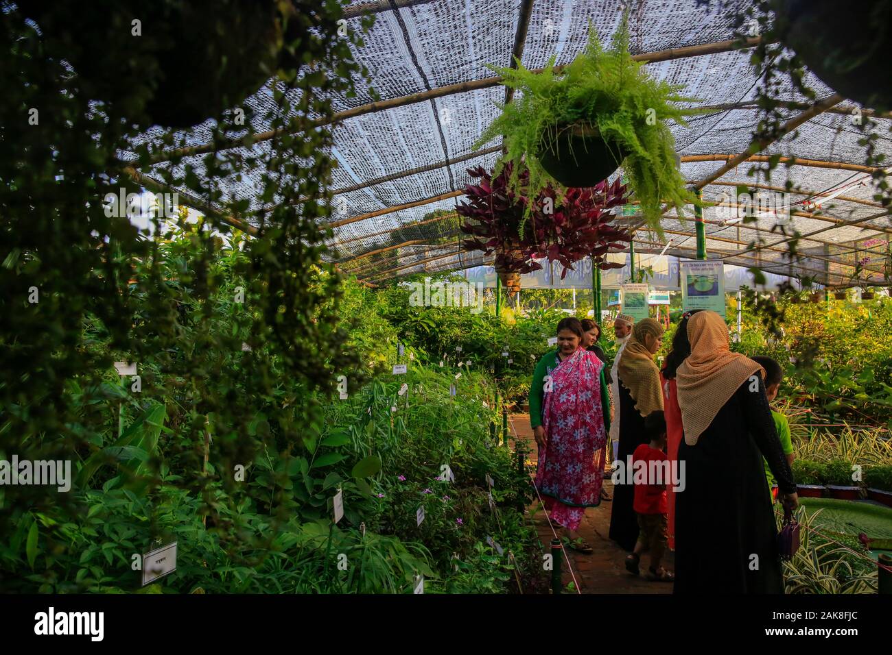 I visitatori al mese-lungo albero nazionale fiera a Sher-e-Bangla Nagar a Dhaka, nel Bangladesh. Foto Stock