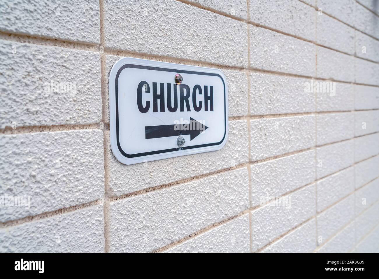 La Chiesa segno rivolto verso destra montato sulla parete Foto Stock