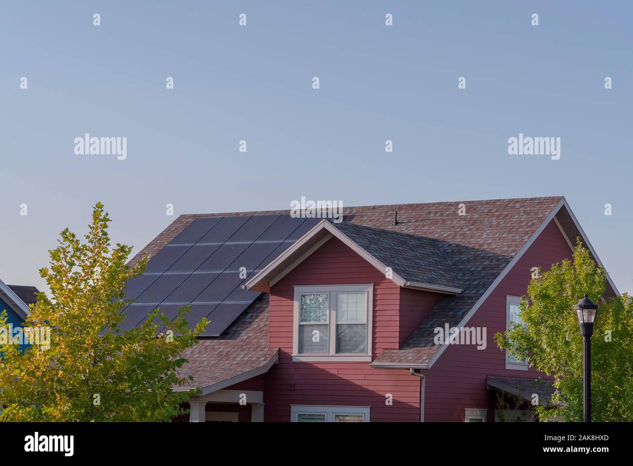 Array di pannelli solari fotovoltaici sul tetto Foto Stock