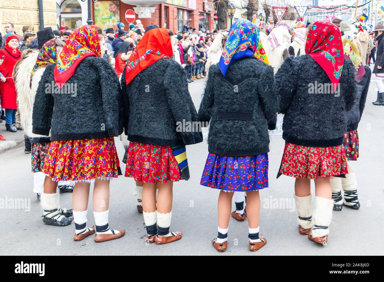 Maramures costumi tradizionali. Tradizionale contadino rumeno sandali che è  indossato con il contadino rumeno costume di inverno costumi e tradizioni  Foto stock - Alamy