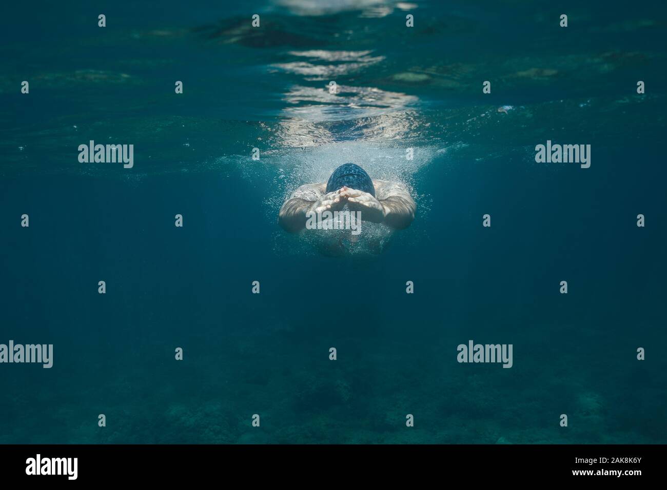Atleta maschile nuoto in mare Foto Stock