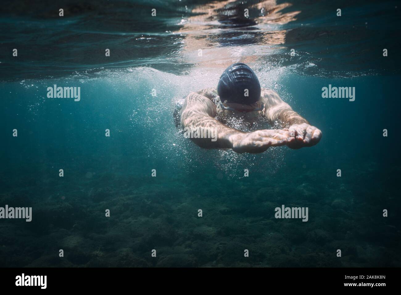 Atleta maschile nuoto in mare Foto Stock