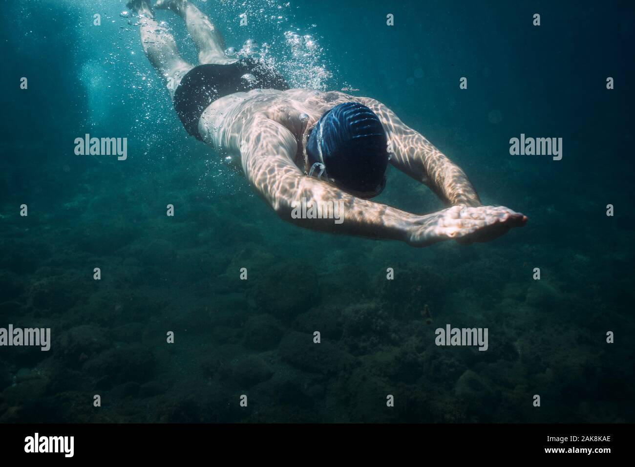 Atleta maschile nuoto in mare Foto Stock